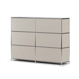 Cubox Sideboard mit 3 Ebenen und 4 Klappen in Seidengrau, Schrägansicht von hinten freigestellt auf weißem Hintergrund