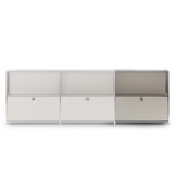 Cubox Erweiterungs-Set mit 2 Ebenen und 1 Klappe in Seidengrau als Anbau an ein bestehendes Sideboard mit zwei Modulen, Frontansicht freigestellt auf weißem Hintergrund