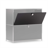 Cubox Klapptür in Schwarz halb geöffnet an einem Cubox Modul, Schrägansicht freigestellt auf weißem Hintergrund