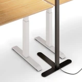 Büro-Stehlampe Lumino Pro in Schwarz, Detailansicht Standfuß neben Schreibtischfüßen