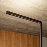 Büro-Stehlampe Lumino Pro Duo in Schwarz, Detailansicht LED-Leuchtarm vor Holzverkleidung