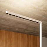 Büro-Stehlampe Lumino Pro Duo in Weiß, Detailansicht LED-Leuchtarm vor Holzverkleidung