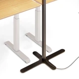 Büro-Stehlampe Lumino Pro Duo in Schwarz, Detailansicht Standfuß neben Schreibtischfüßen