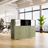Cubox Sideboard mit Soft Panel Gletschergrau, gruener Raumteiler mit Blick durch Panoramafenster