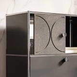 Cubox Soft Panel Granitgrau als Schranktür, offen, mit Metallknopf, vor eleganter Marmorwand