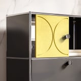 Cubox Soft Panel Sonnengelb als Schranktür, offen, mit Metallknopf, vor eleganter Marmorwand