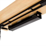 ofinto Kabelmanagement-System Schwarz geöffnet - Detailansicht der schwarzen Kabelwanne von unten montiert unter FSC-zertifizierter Holztischplatte des höhenverstellbaren Schreibtisches Elevate mit Befestigungssystem