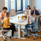 Meeting am ofinto Elevate Konferenztisch - Team-Besprechung mit fünf Personen auf ergonomischen ofinto Bürostühlen in verschiedenen Farben