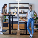 Flexibles Arbeiten mit ofinto Elevate und Akustik-Trennwand - zwei Arbeitsplätze getrennt durch schallabsorbierende Panels mit Kabelmanagement