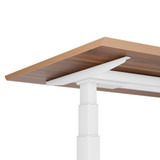 ofinto Elevate höhenverstellbarer Schreibtisch - Frontansicht mit weißem T-Gestell und Walnuss-Holztischplatte ohne Kabelmanagement-System