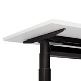 ofinto Elevate höhenverstellbarer Schreibtisch - Frontansicht mit schwarzen T-Gestell und Weiß-Holztischplatte mit Kabelmanagement-System
