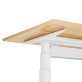 ofinto Elevate höhenverstellbarer Schreibtisch - Frontansicht mit weißem T-Gestell und Natur-Holztischplatte mit Kabelmanagement-System