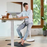 ofinto Move weißer Sitz-Stehhocker mit Elevate Stehschreibtisch und ergonomischer Stehmatte - perfektes Trio für gesundes Arbeiten im hellen Home Office