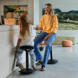 ofinto Move Aktivhocker für entspannte Gespräche - Vielseitigkeit des ergonomischen Stehhockers zuhause
