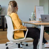 ofinto Flex Office - Seitenansicht demonstriert aufrechte Sitzhaltung und strukturierte Rückenschale für gesundes Arbeiten im Büro