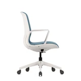 ofinto Flex Office in Blau mit Armlehnen Seitenansicht - geschwungene Silhouette zeigt die ergonomische Formgebung und atmungsaktive Stoffpolsterung