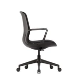 ofinto Flex Office in Schwarz mit Armlehnen Seitenansicht - geschwungene Silhouette zeigt die ergonomische Formgebung und atmungsaktive Stoffpolsterung