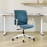 ofinto Flex Office mit weißen Armlehnen in Petrol-Blau - ergonomischer Einstiegsstuhl mit modernem Design für kleine Büros