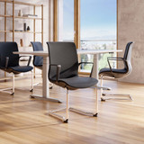 ofinto Flex Meeting Konferenzstuhl mit Armlehnen in hellem Besprechungsraum - ergonomische Besucherstühle in Schwarz für professionelle Office-Meetings mit Weitblick