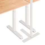 ofinto Stehlampe Lumino Weiss Detailansicht - stabiler T-Standfuß in Weiß mit Anti-Rutsch-Pads unter Elevate Schreibtisch mit Holzplatte, kippsichere Konstruktion für ergonomische Bürobeleuchtung