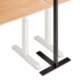 ofinto Stehlampe Lumino Schwarz Detailansicht - stabiler T-Standfuß in Schwarz mit Anti-Rutsch-Pads unter Elevate Schreibtisch mit Holzplatte, kippsichere Konstruktion für ergonomische Bürobeleuchtung