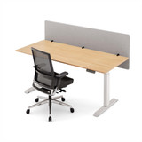 ofinto Akustik-Trennwand grau 180cm x 60cm im Einsatz - Vogelperspektive Arbeitsplatz mit ergonomischem Bürostuhl Active und Schreibtisch für Lärmschutz im Großraumbüro