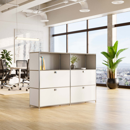 Cubox Sideboard mit 3 Ebenen und 4 Klappen in Weiß mit Büchern und Pflanze im hellen Großraumbüro mit Panoramafenster