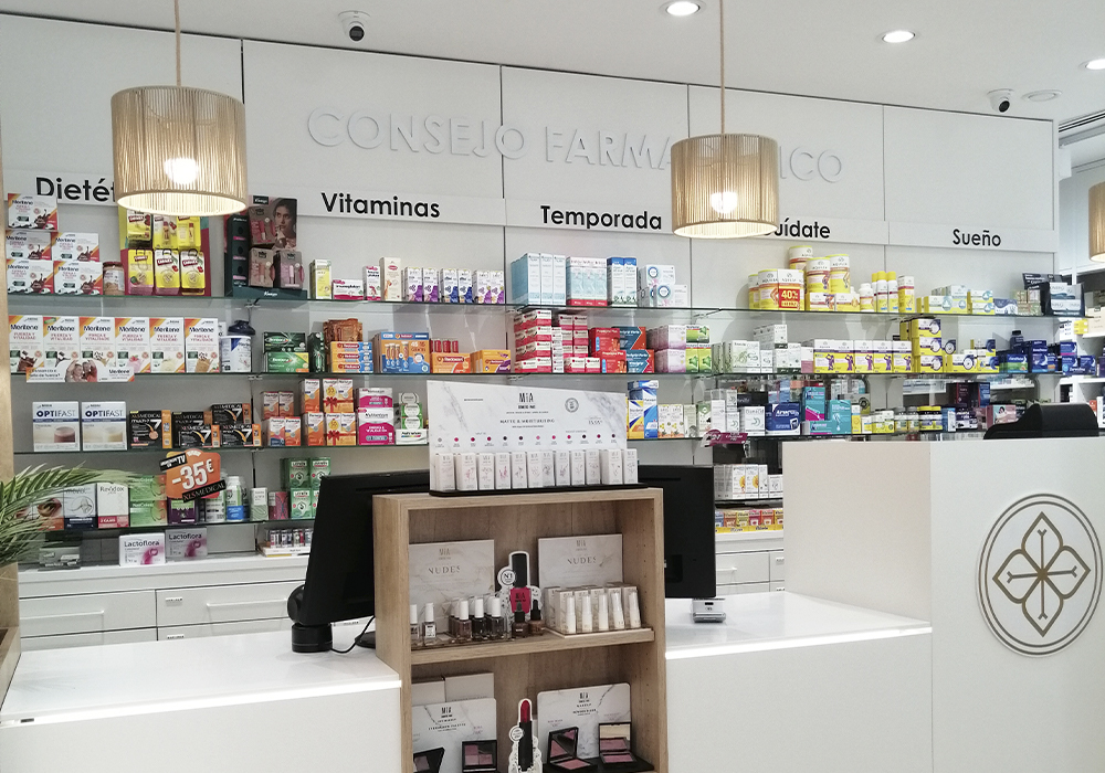 Mostrador de la Farmacia Elena de Miguel en Sevilla