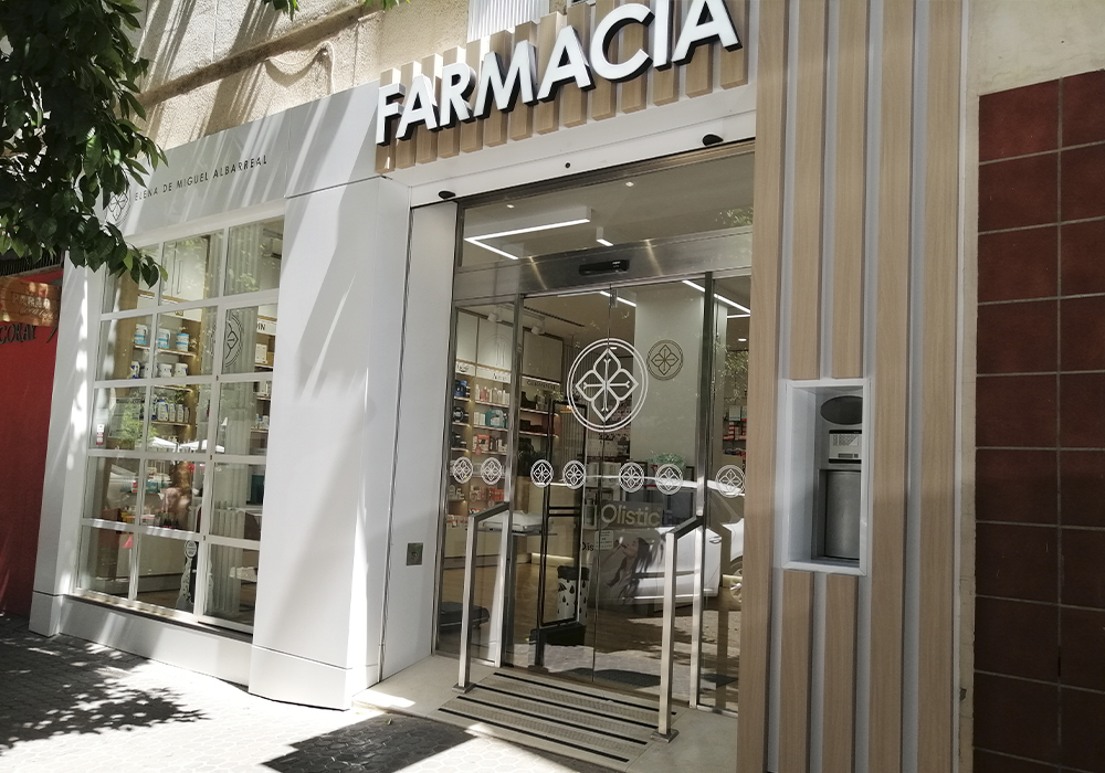 Fachada de la Farmacia Elena de Miguel en Sevilla