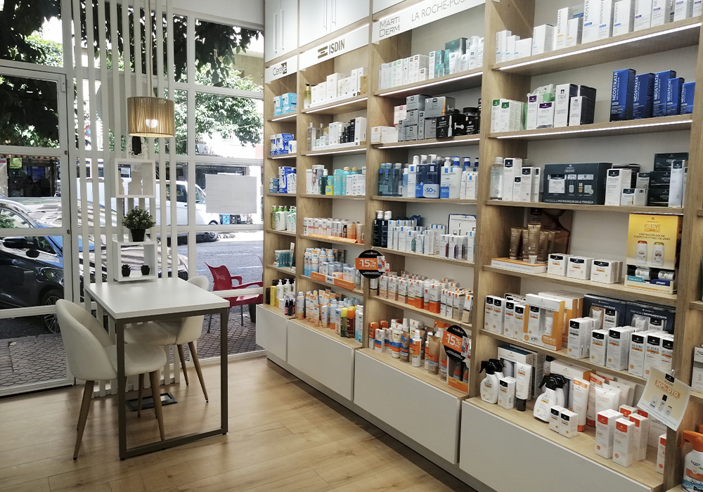 Interior de la Farmacia Elena de Miguel en Sevilla