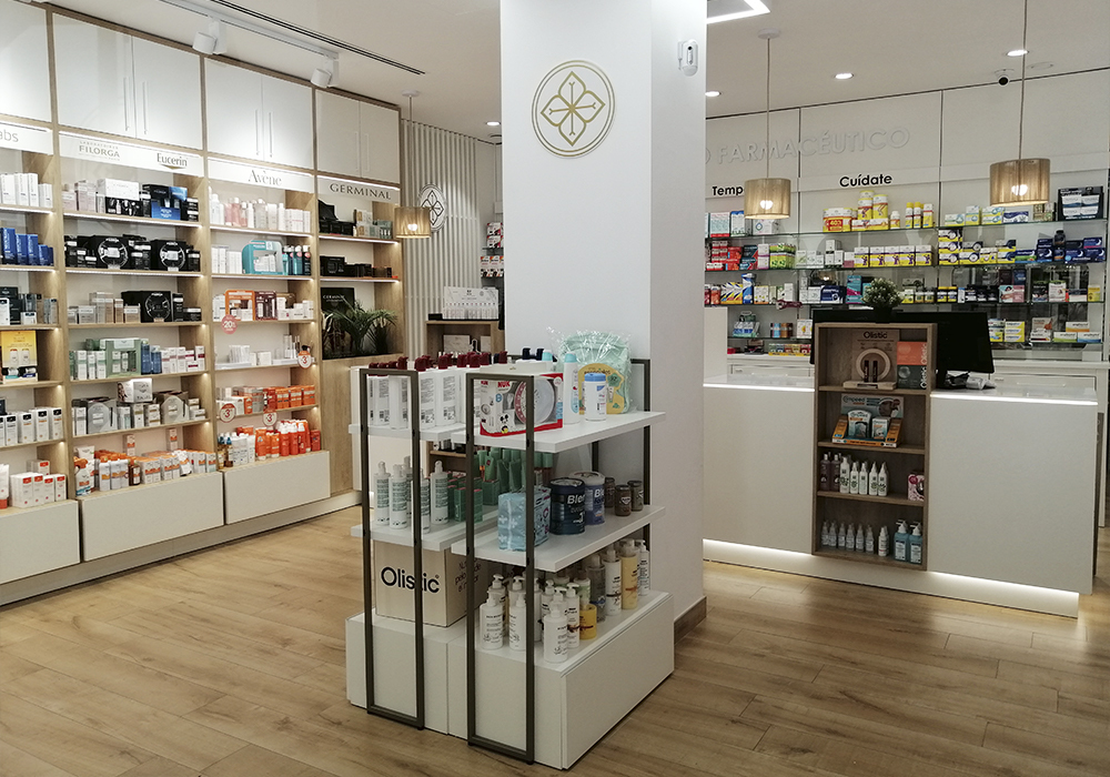 Interior de la Farmacia Elena de Miguel en Sevilla