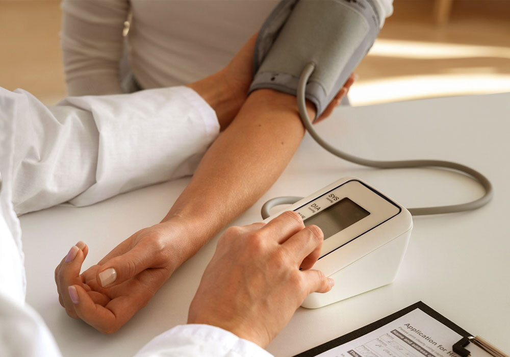 Análisis y toma de tensión en Farmacia Elena de Miguel en Sevilla