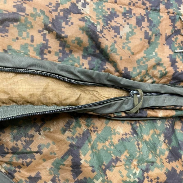 Close up of the zipper on the USMC Issue MARPAT Poncho Liner with Zipper Close up of the zipper on the USMC Issue MARPAT Poncho Liner with Zipper