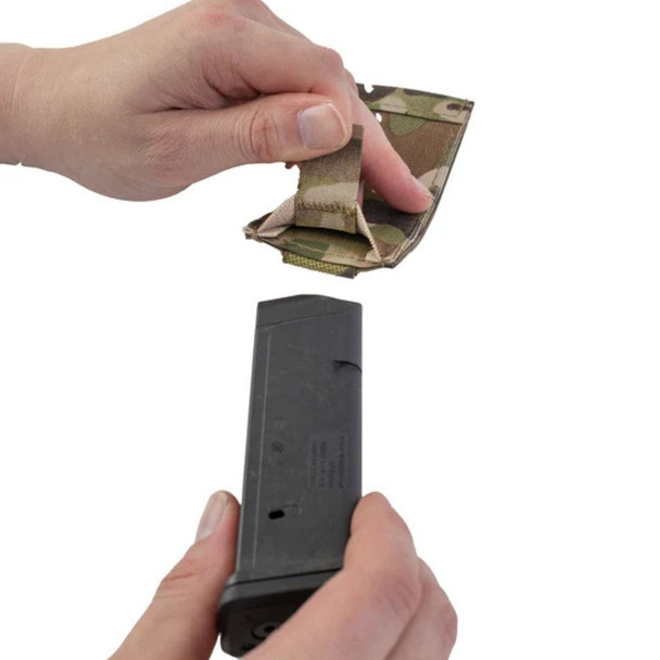 Left hand holding the Elastic Pistol Mag Pouch in the color Mulitcam and the right hand holding the mag