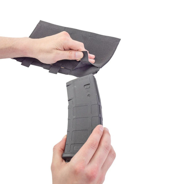 Left hand holding Elastic Triple Rifle Mag Pouch in the color black. Right hand holding the mag.