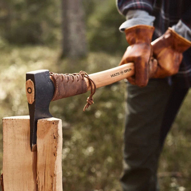 Model cutting wood with the Hults Bruk Spika Hunting and Forest Axe
