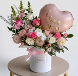 Luxury pink, blush, and white rose bouquet in a white hat box with ribbon, romantic flower arrangement with heart-shaped “I love you” balloon, premium floral gift for anniversary, birthday, Valentine’s Day, and special occasions.