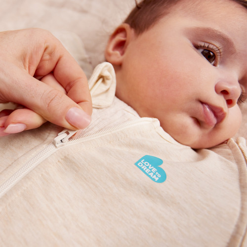 The clever zip-off wings allow you to remove one arm at a time, helping your baby gradually adjust to sleeping with arms free—ideal for babies starting to roll.