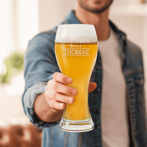 Weizen bierglas zelf graveren - man heeft weizen bierglas vast