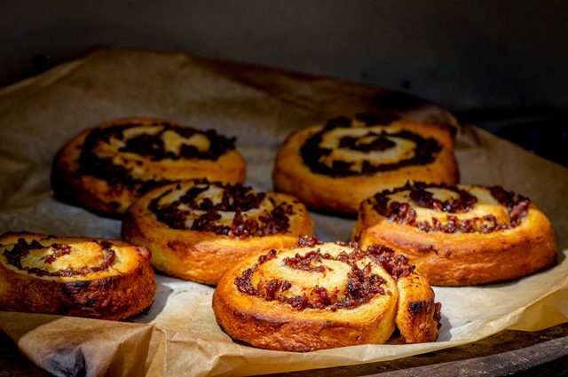 Cinnamon beef roll met peer