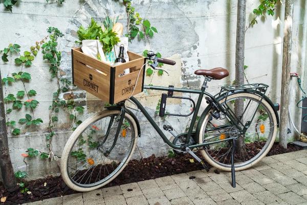 fiets met cornet bierkrat