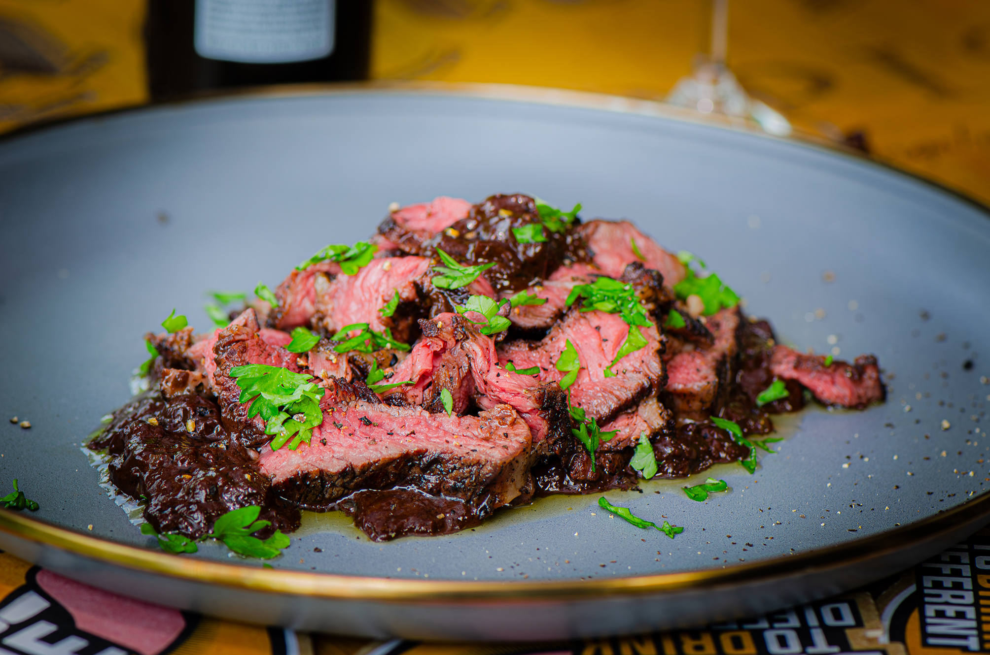 Koffie & chili ribeye Côte de Boeuf met hartige chocoladesaus
