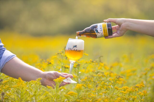 Het inschenken van een glas Vicaris bier