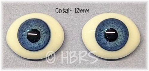 The sclera (white) are NOT tinted yellow.  I can't fix the photo, sorry.  They are bright white as normal.