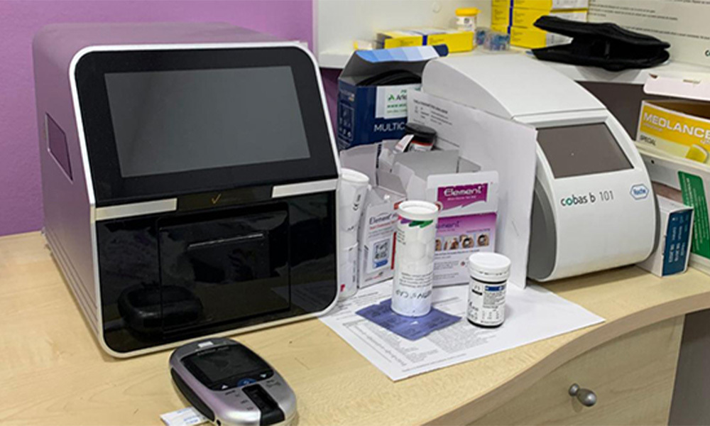 Máquina de determinaciones analíticas en Farmacia Jesús Joaquín Gómez Abellán