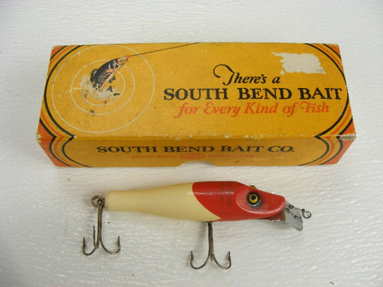 This 4 old South Bend Pike-Oreno wooden lure comes with the original box.