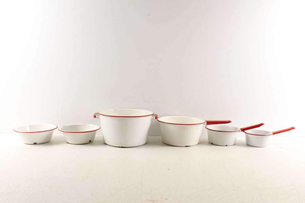 https://cdn11.bigcommerce.com/s-55rst15msj/images/stencil/1280x1280/products/22273/37507/vintage-white-with-red-trim-enamel-porcelain-cookware-n7960__55632.1598243183.jpg?c=2