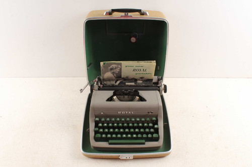 Nice Vintage Royal Quiet De Luxe Manual Typewriter Green Keys & Case Nice Vintage Royal Quiet De Luxe Manual Typewriter Green Keys & Case