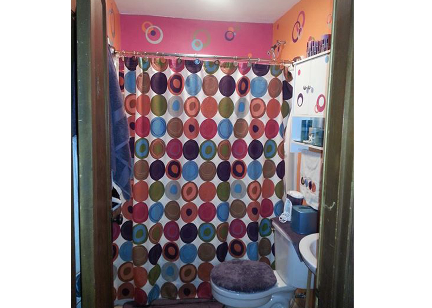 bathroom-decor-with-vinyl-decal-sticker-circles.jpg