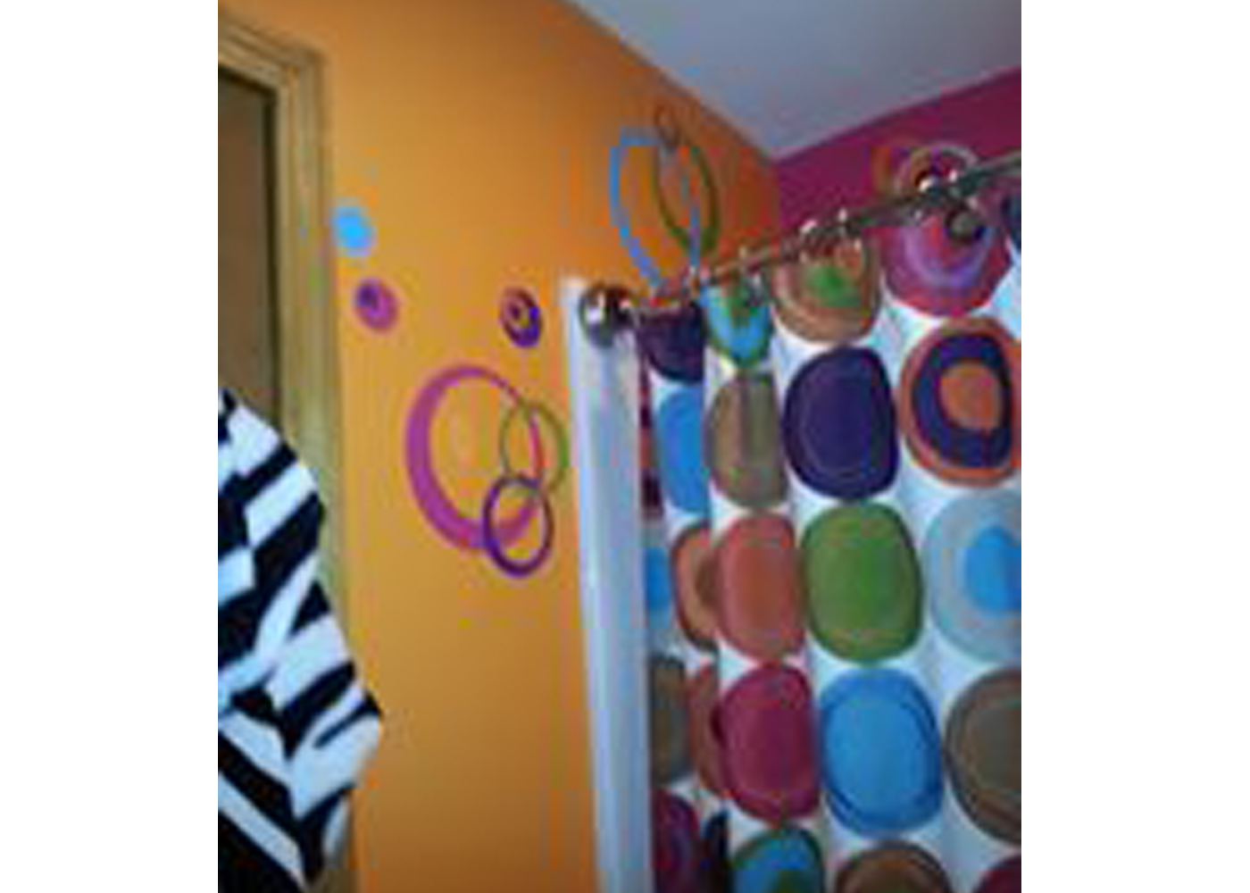 bathroom-decor-with-wall-decal-circle-stickers.jpg